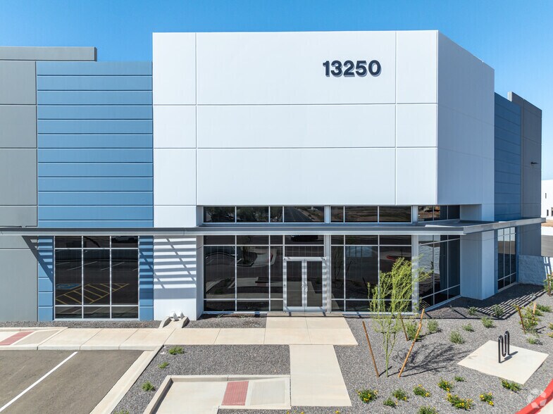 13250 W Cactus Rd, Surprise, AZ à louer - Photo de l’immeuble – Image 2 sur 8
