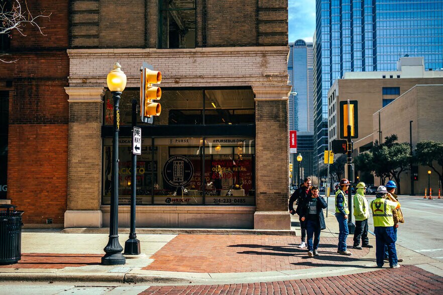 601 Elm St, Dallas, TX à vendre - Photo de l’immeuble – Image 3 sur 8