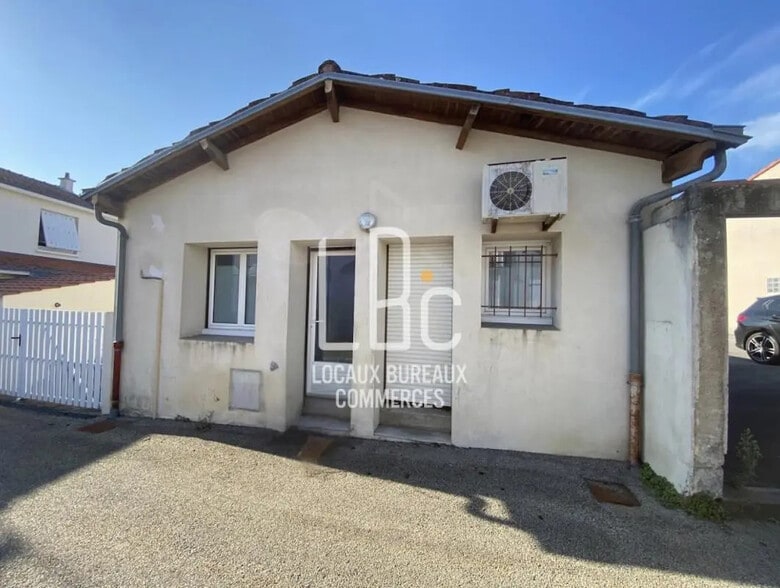 Local commercial dans Pont-Saint-Martin à louer - Photo de l’immeuble – Image 3 sur 7