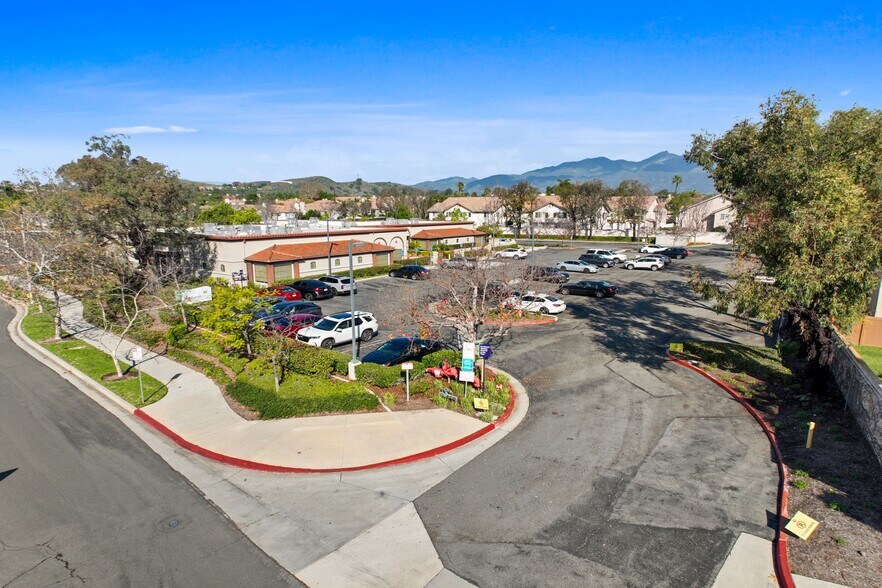 29472 Avenida de las Banderas, Rancho Santa Margarita, CA à louer - Photo de l’immeuble – Image 2 sur 9