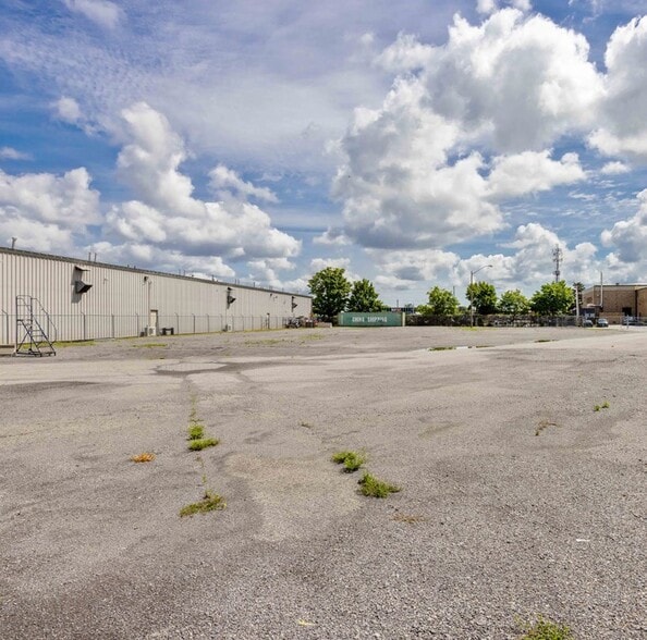22 Slack Rd, Ottawa, ON à louer - Photo de l’immeuble – Image 1 sur 4