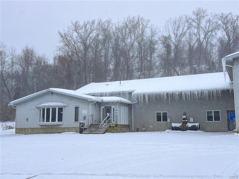 425 Old Macedon Center Rd, Fairport, NY à vendre - Photo de l’immeuble – Image 2 sur 11