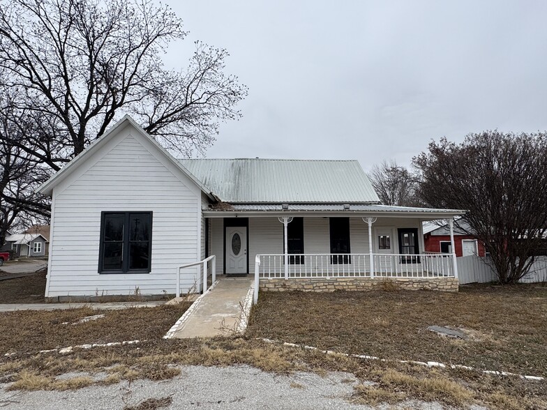 608 W Wallace St, San Saba, TX à vendre - Photo de l’immeuble – Image 1 sur 28