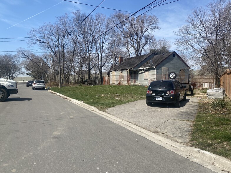 36 Marquette Av & 1 Brightwood St, Toronto, ON à vendre - Photo de l’immeuble – Image 3 sur 5