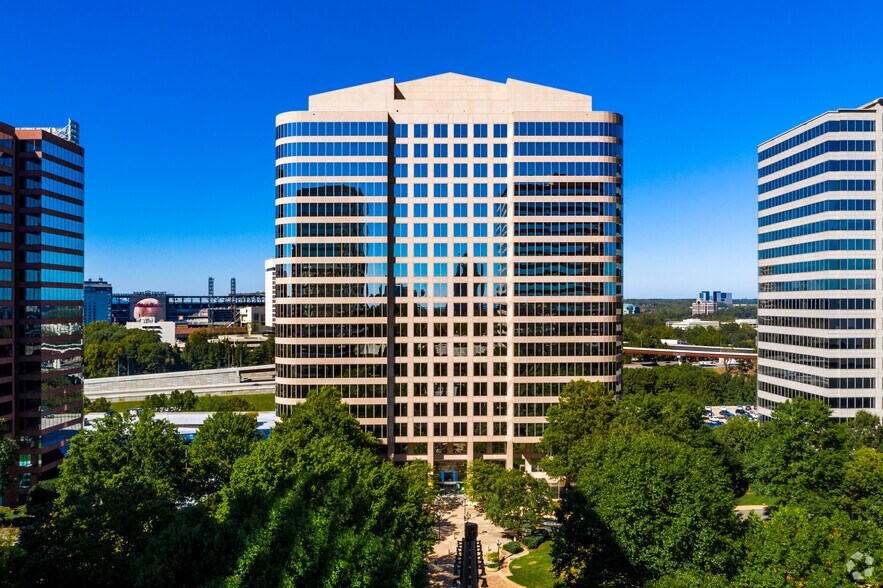 300 Galleria Pky SE, Atlanta, GA à louer - Photo de l’immeuble – Image 2 sur 10