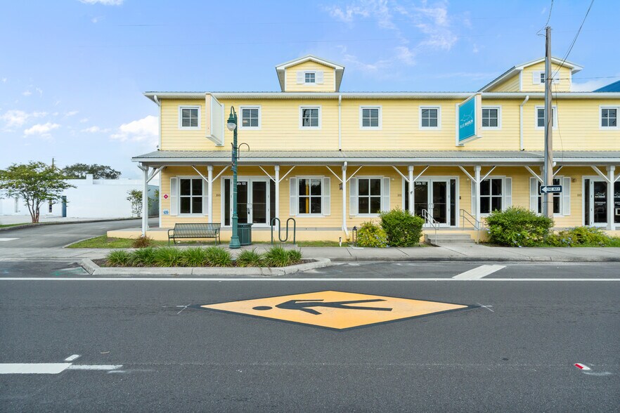 410 S Hopkins Ave, Titusville, FL à louer - Photo de l’immeuble – Image 2 sur 28
