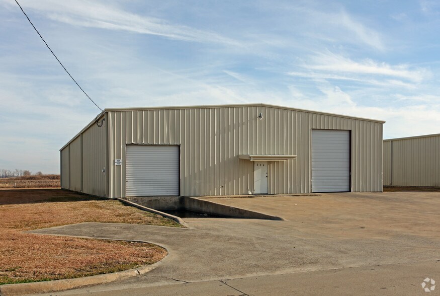 204 Industrial Dr, Forney, TX à louer - Photo principale – Image 1 sur 3