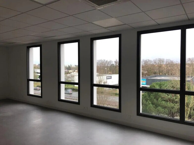 Bureau dans Artigues-près-Bordeaux à louer - Photo de l’immeuble – Image 3 sur 6