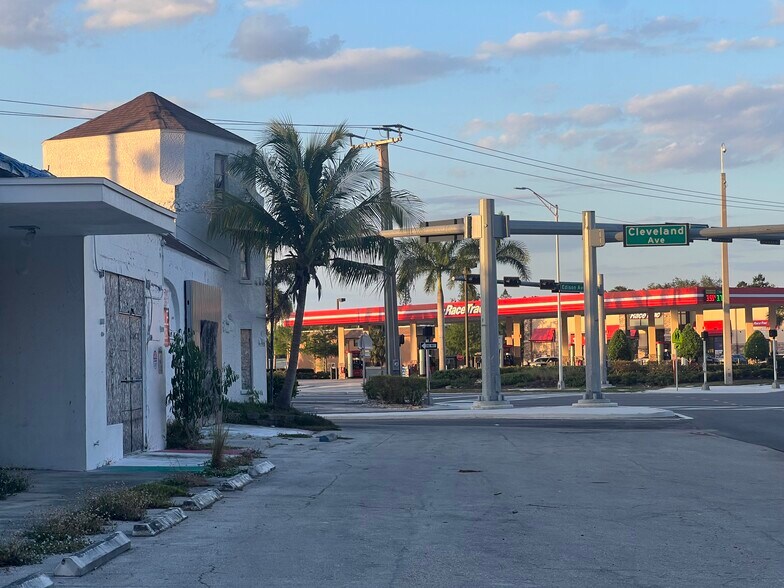 2406-2420 Cortez Blvd, Fort Myers, FL à vendre - Photo de l’immeuble – Image 3 sur 17