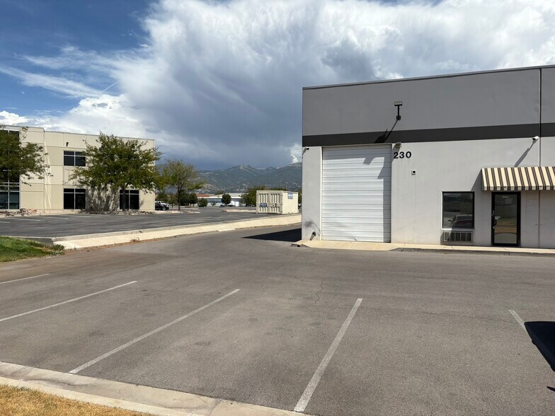 230 Cutler Dr, North Salt Lake, UT à vendre - Photo de l’immeuble – Image 2 sur 4
