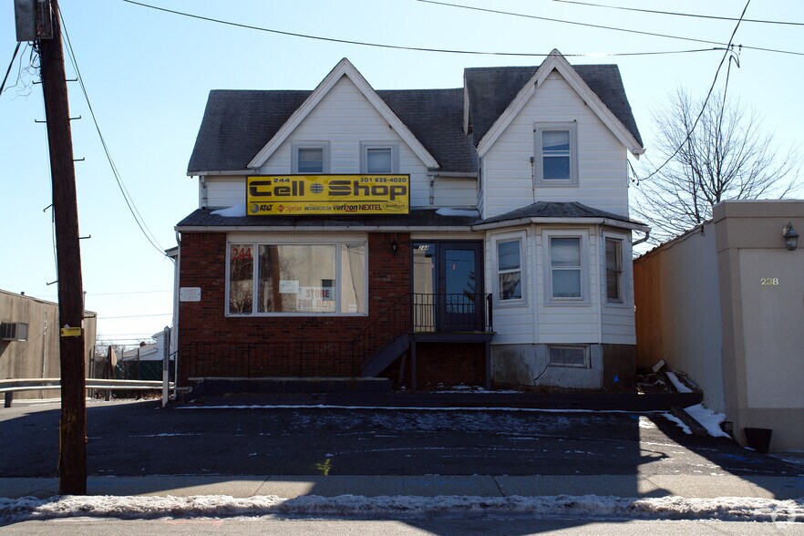 244 Broadway, Elmwood Park, NJ à vendre - Photo de l’immeuble – Image 3 sur 3