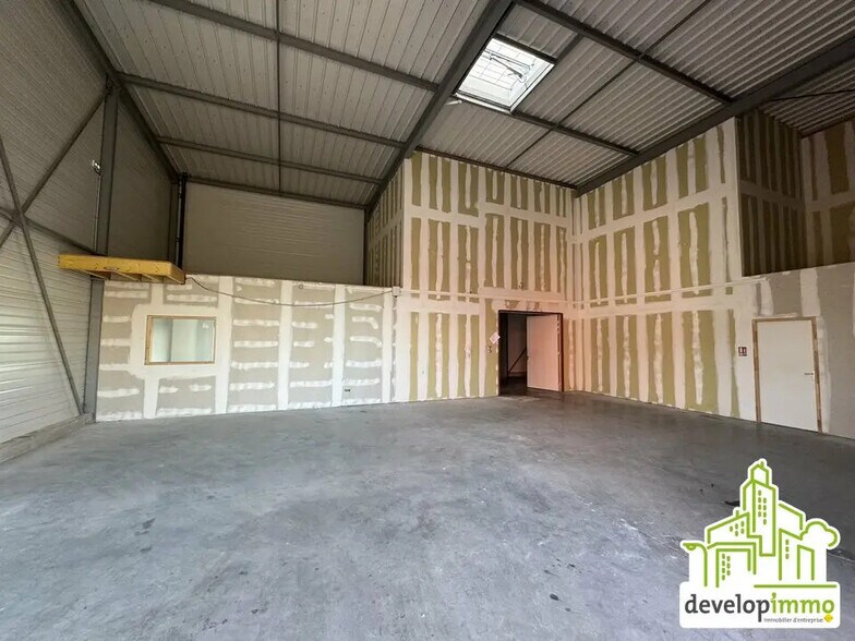 Local d’activités dans Ifs à louer - Photo de l’immeuble – Image 2 sur 6