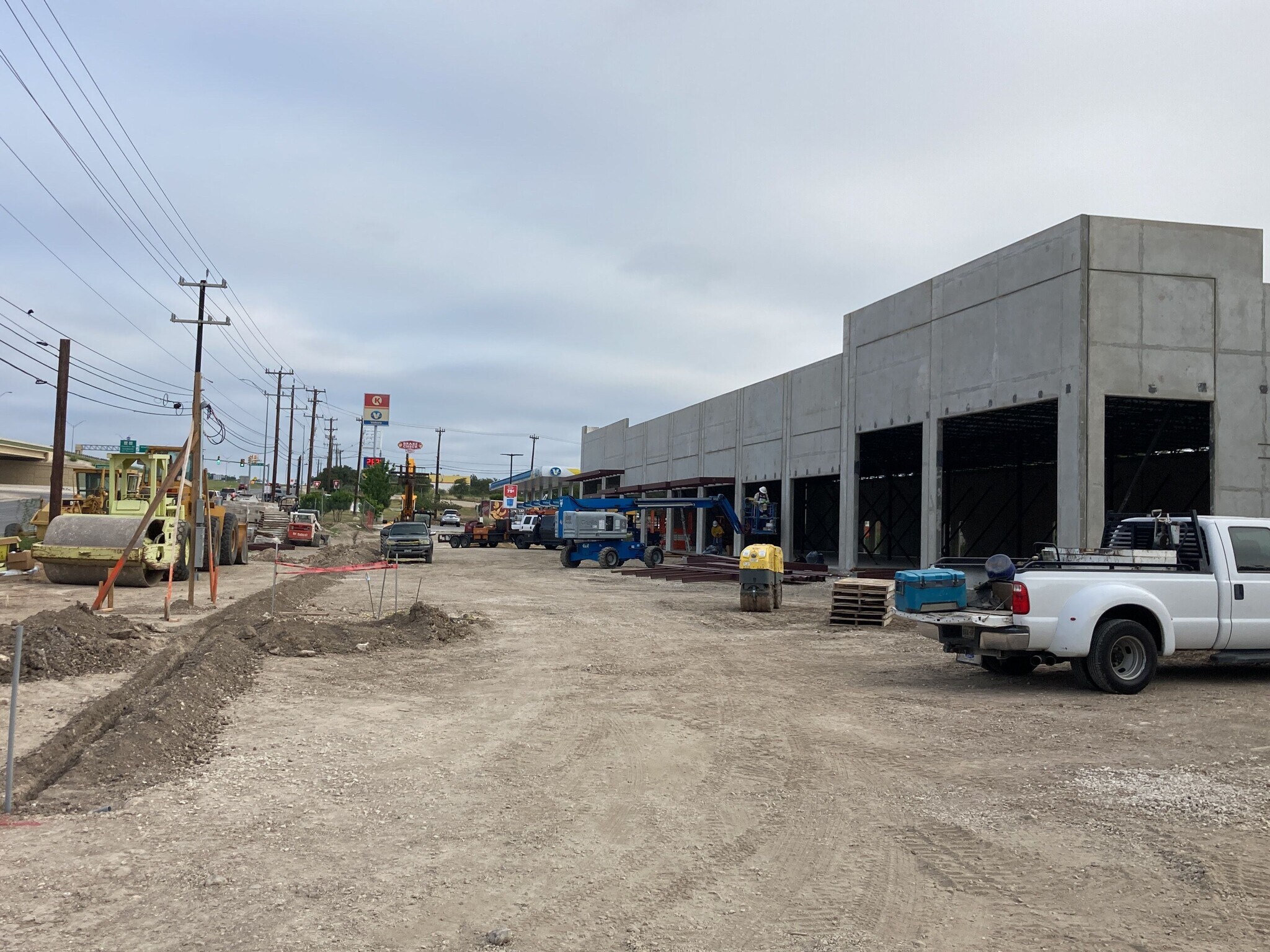 W Loop 1604 and West Military Drive, San Antonio, TX à louer Photo de l’immeuble– Image 1 sur 16