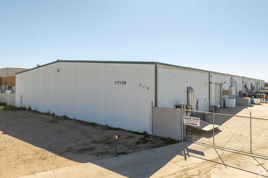 17130 Raccoon Ave, Adelanto, CA à louer - Photo principale – Image 1 sur 7
