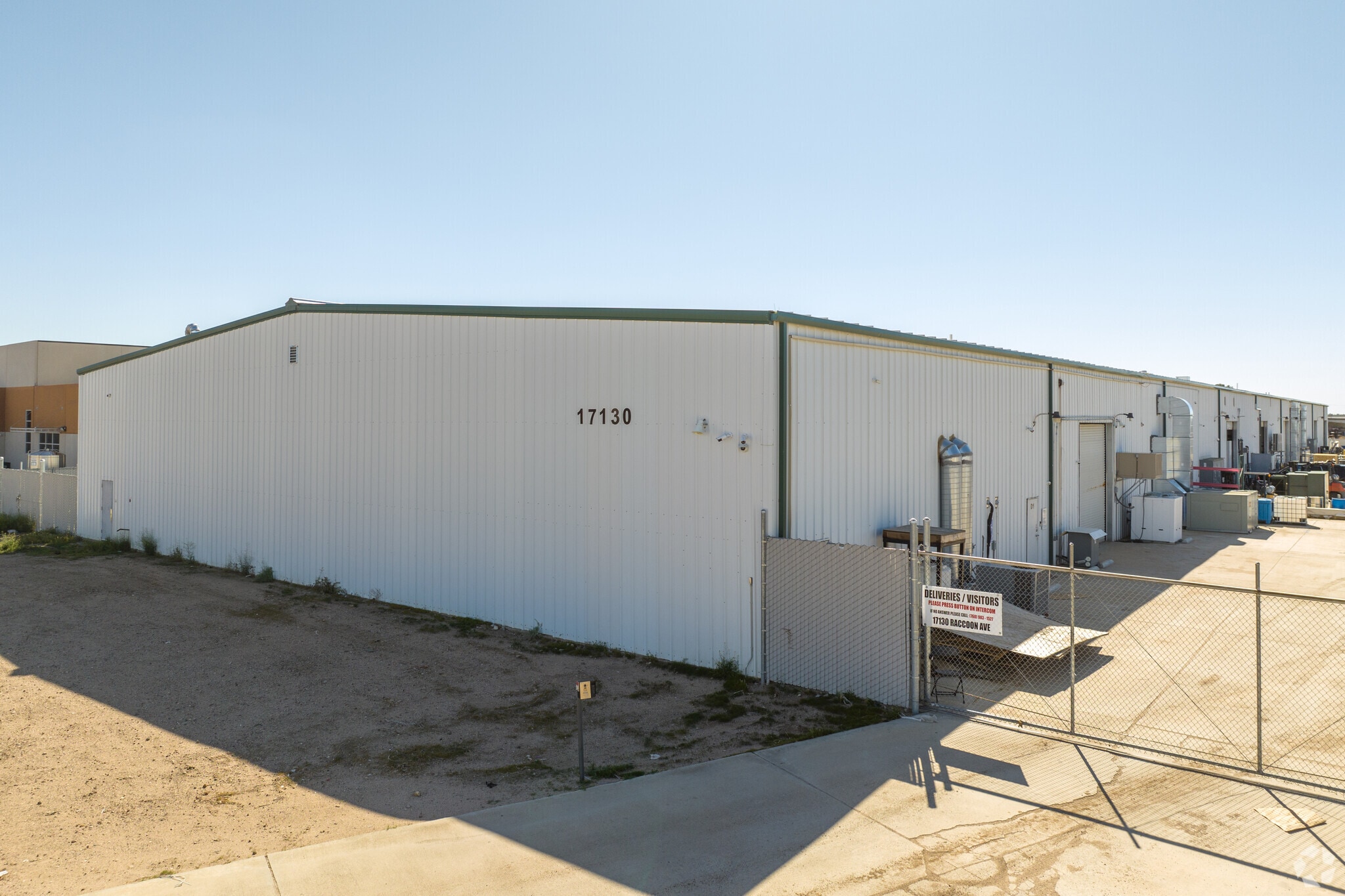 17130 Raccoon Ave, Adelanto, CA à louer Photo principale– Image 1 sur 8