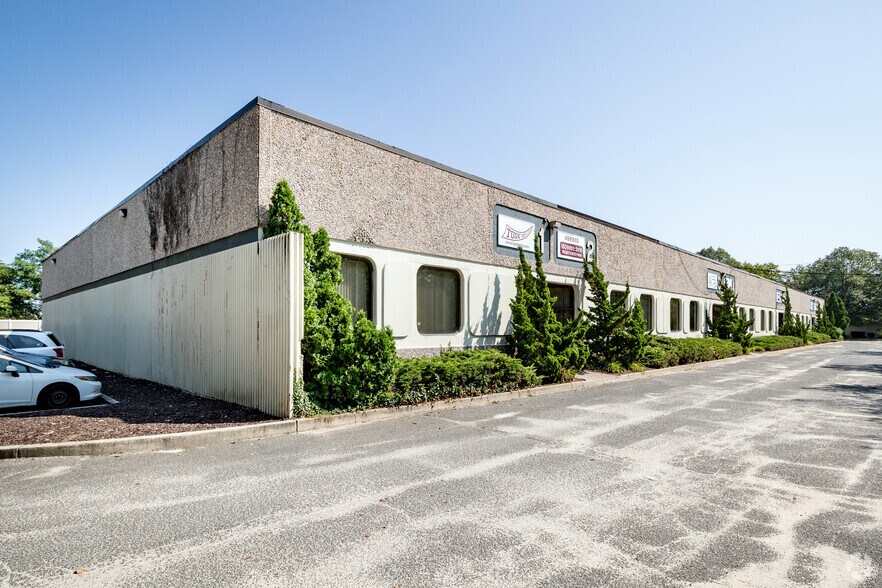 1371 Church St, Bohemia, NY à louer - Photo principale – Image 1 sur 4