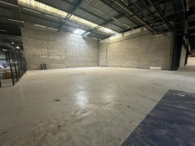 Plus de détails pour Local d'activités à louer