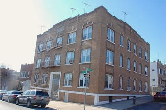 Plus de détails pour 6728 78th St, Middle Village, NY - Logement à vendre