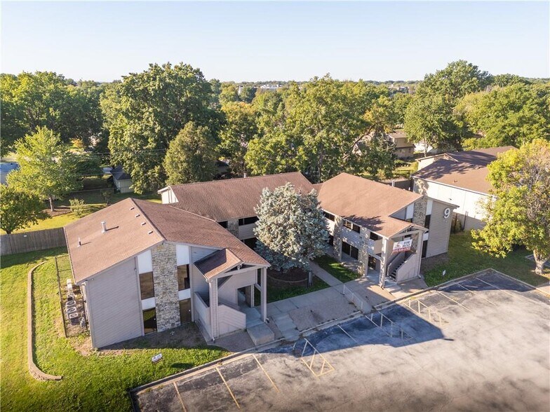 4216 S Hocker Dr, Independence, MO à vendre - Photo de l’immeuble – Image 1 sur 7