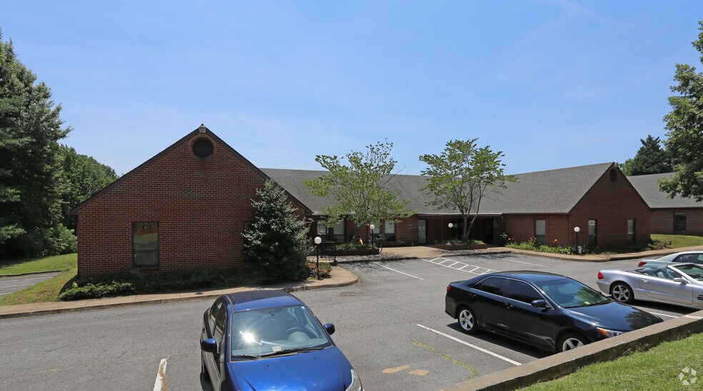 3042 Berkmar Dr, Charlottesville, VA à louer - Photo principale – Image 1 sur 16