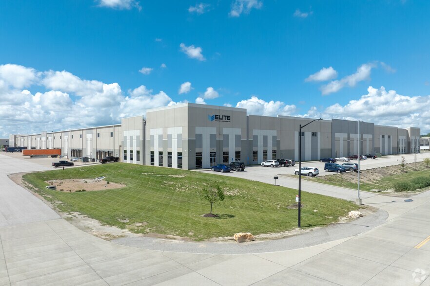 1601 Tradeport Dr, Hazelwood, MO à louer - Photo principale – Image 1 sur 8