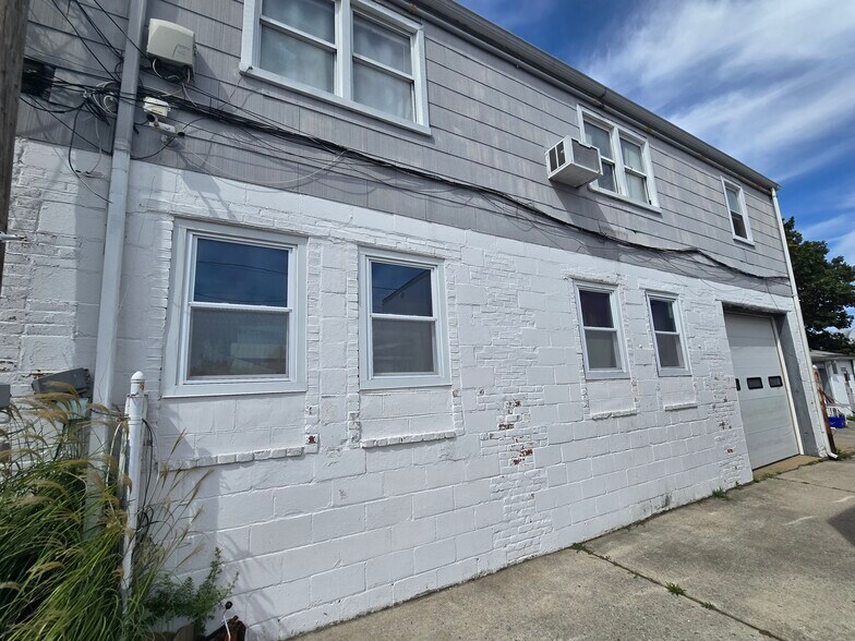 105 Eastern Blvd, Baldwin, NY à vendre - Photo de l’immeuble – Image 3 sur 4