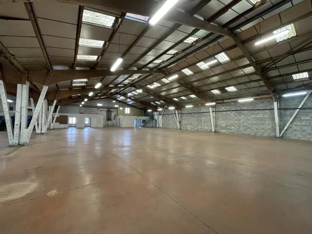 Local d'activités dans Sylvains-Lès-Moulins à vendre Photo de l’immeuble– Image 1 sur 12