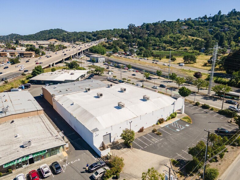 869 W Francisco Blvd, San Rafael, CA à louer - Photo de l’immeuble – Image 2 sur 15