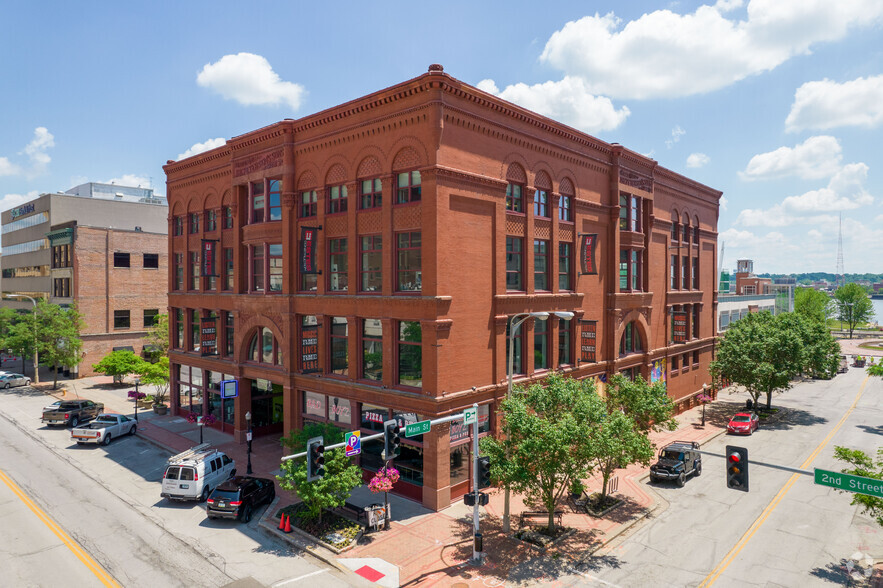 131 W 2nd St, Davenport, IA à louer - Photo de l’immeuble – Image 1 sur 6