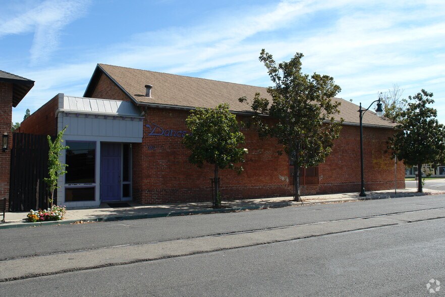242 E Oak Ave, Visalia, CA à vendre - Photo principale – Image 1 sur 20
