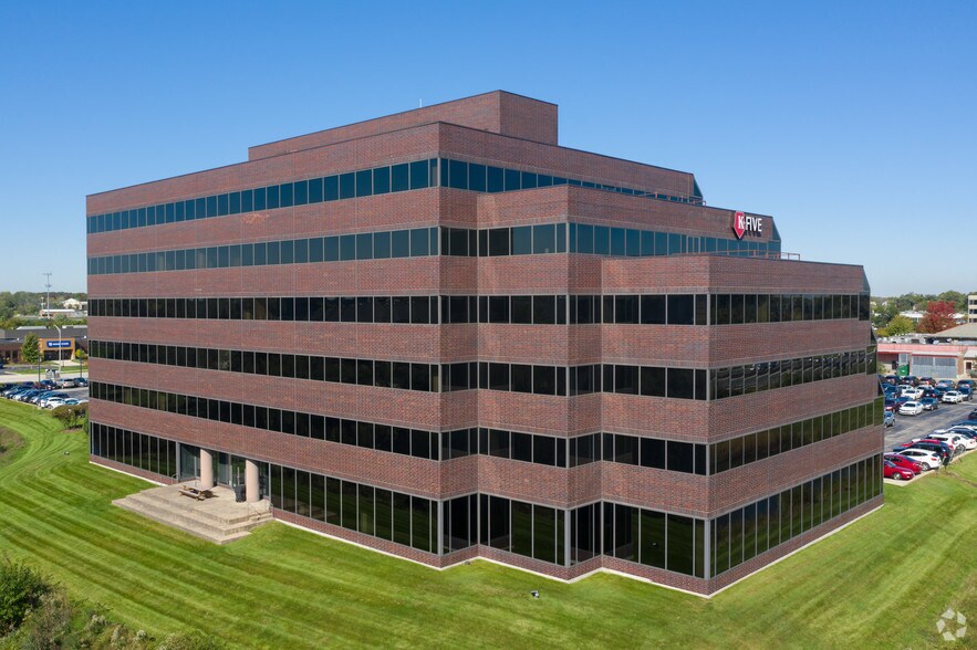 999 Oakmont Plaza Dr, Westmont, IL à louer - Photo de l’immeuble – Image 3 sur 16