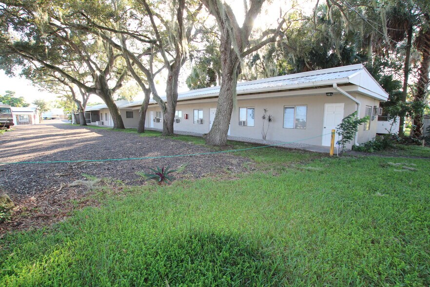 1069 Marina Ln, Moore Haven, FL à vendre - Photo de l’immeuble – Image 3 sur 10