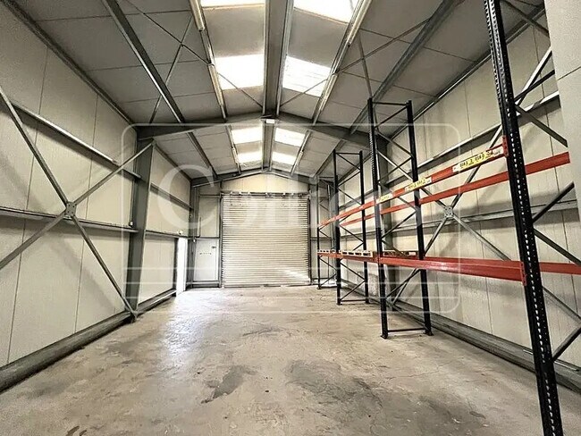 Plus de détails pour Local d'activités à louer