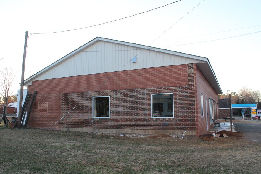 301-303 W Main St, Gibsonville, NC à louer - Photo de l’immeuble – Image 3 sur 6