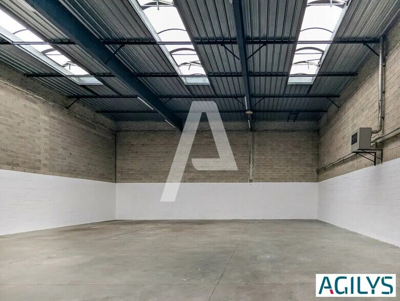 Local d’activités dans Élancourt à louer - Photo de l’immeuble – Image 3 sur 9