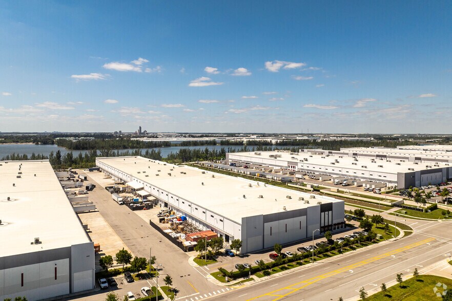 3980 W 104th St, Hialeah, FL à louer - Photo de l’immeuble – Image 2 sur 7