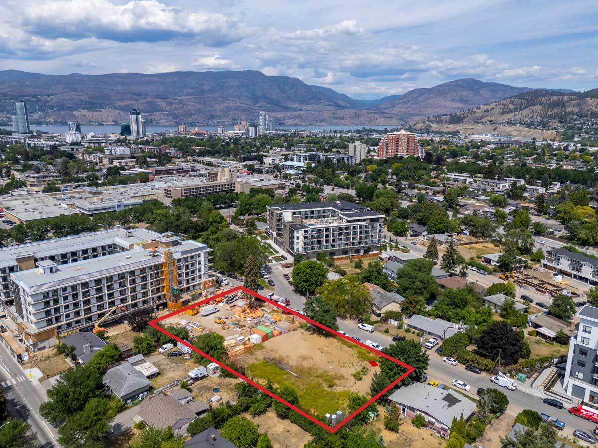 1299-1329 Pridham Av, Kelowna, BC à vendre Photo principale– Image 1 sur 2