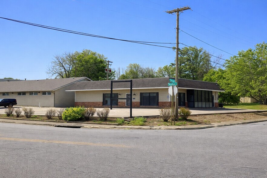 313 W Meadow Ave, Springdale, AR à louer - Photo de l’immeuble – Image 2 sur 4