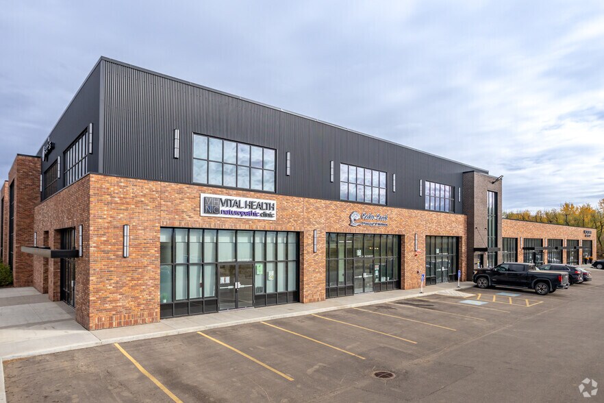 895 Pembina Rd, Sherwood Park, AB à vendre - Photo de l’immeuble – Image 2 sur 11