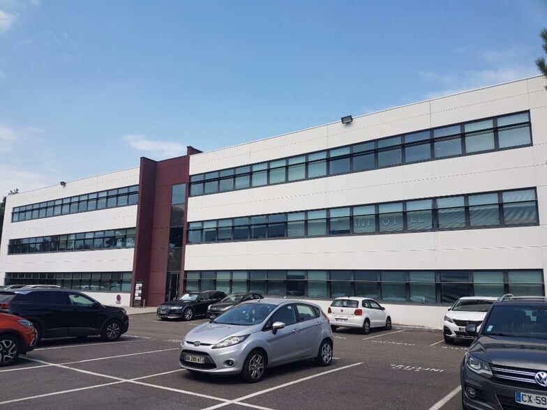 198 Avenue Du Haut Lévèque, Pessac à louer - Photo de l’immeuble – Image 3 sur 8