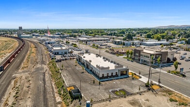 7034 W Clearwater Ave, Kennewick, WA à louer Photo de l’immeuble– Image 2 sur 8