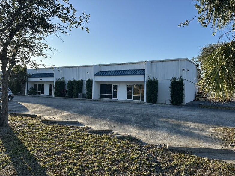 18480 Paulson Dr, Port Charlotte, FL à vendre - Photo de l’immeuble – Image 1 sur 17