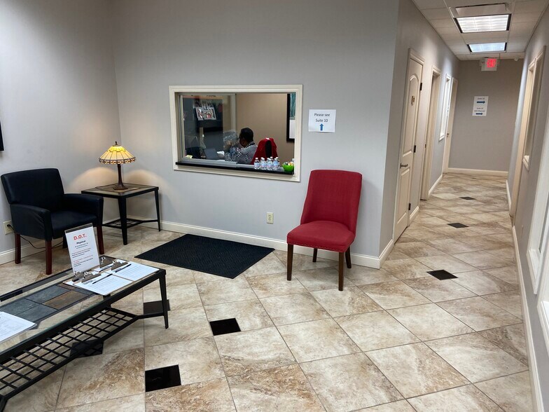 1213-1385 Rockside Rd, Parma, OH à louer - Photo de l’immeuble – Image 3 sur 4