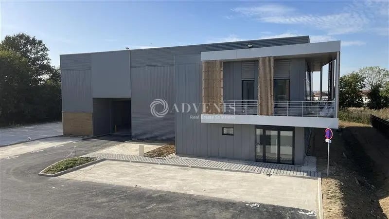 Local d'activités dans Chanteloup-en-Brie à vendre - Photo de l’immeuble – Image 2 sur 12