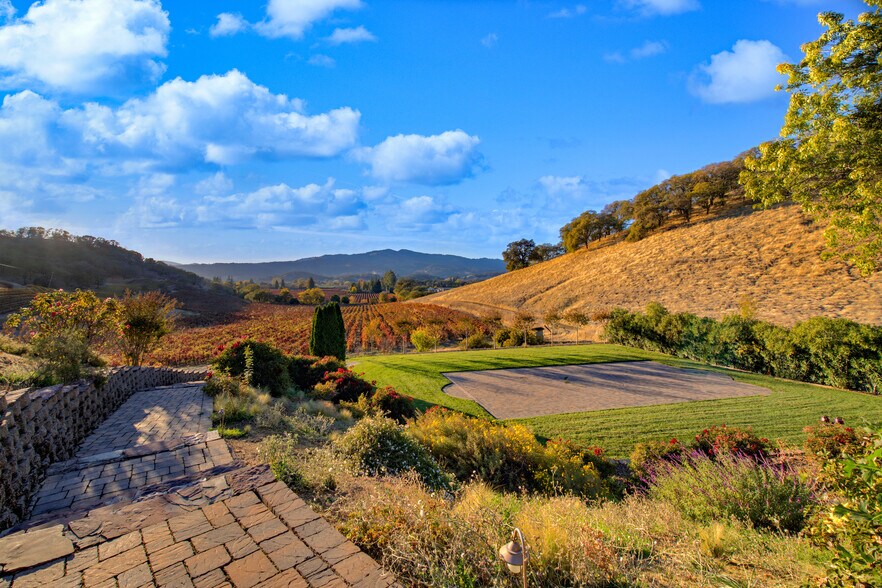 5066 Clayton Rd, Fairfield, CA à vendre - Photo de l’immeuble – Image 1 sur 66