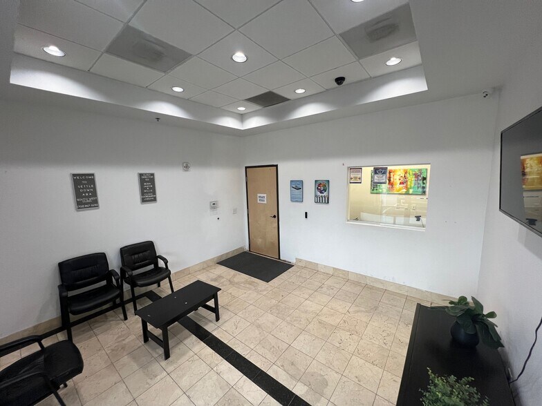 5765 S Rainbow Blvd, Las Vegas, NV à louer - Photo intérieure – Image 3 sur 38