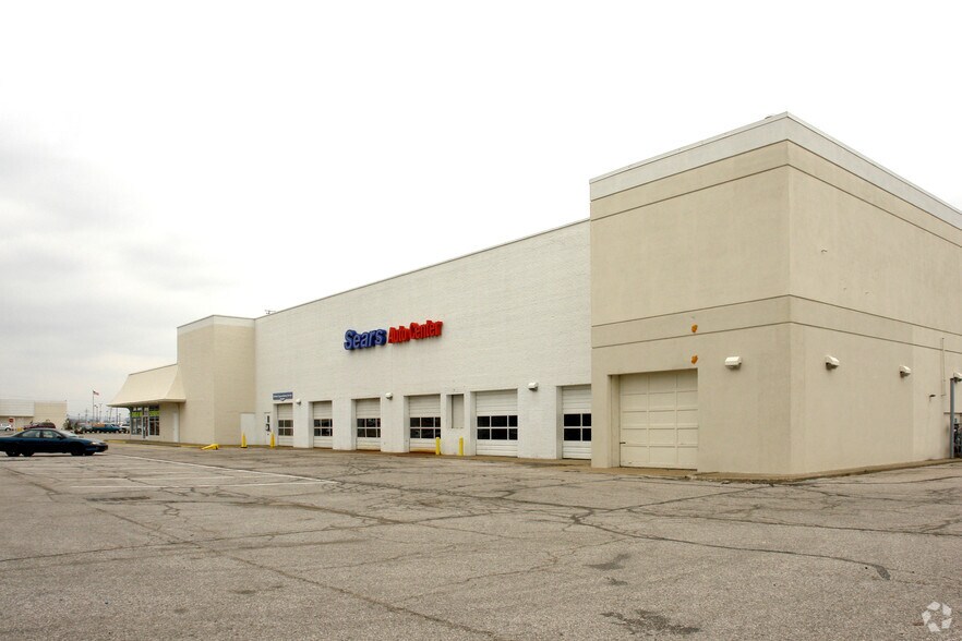 823 E Lewis And Clark Pky, Clarksville, IN à louer - Photo de l’immeuble – Image 2 sur 2