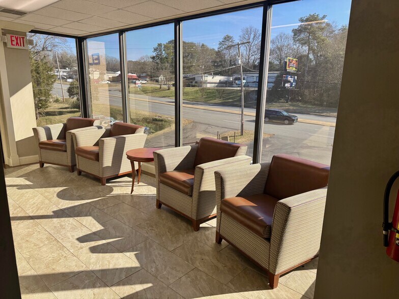 6021 Wilkinson Blvd, Belmont, NC à louer - Photo de l’immeuble – Image 3 sur 22