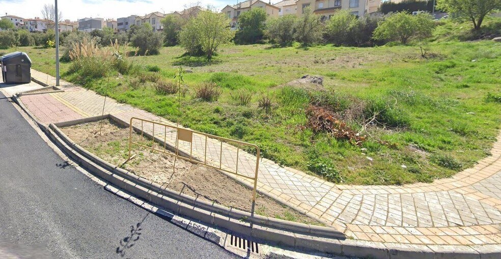 Calle Mercedes Salinas, Jun, Granada à vendre - Photo de l’immeuble – Image 2 sur 8