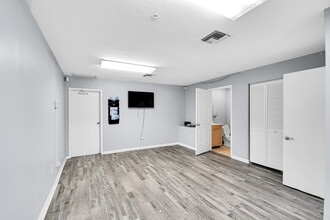 12165 Metro Pky, Fort Myers, FL à louer Photo intérieure– Image 2 sur 23